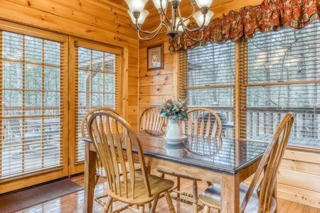 The Great Escape - Min From Parkway With Hot Tub Villa Gatlinburg Exterior photo
