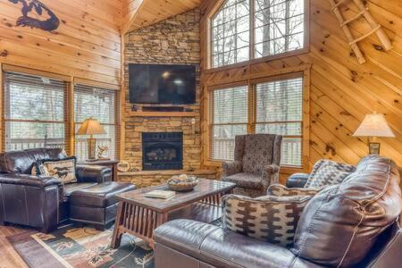 The Great Escape - Min From Parkway With Hot Tub Villa Gatlinburg Exterior photo
